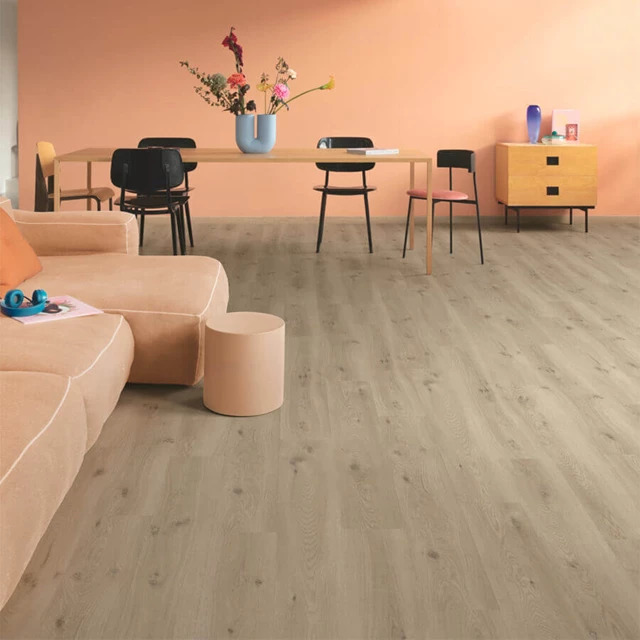 Sfeerfoto van PVC plank plak pvc in interieur met QuickStep Liv