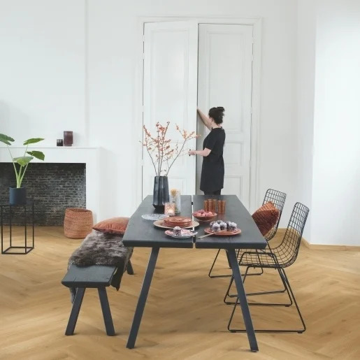 Sfeerfoto van visgraat plak pvc in interieur met QuickStep Pristine Visgraat