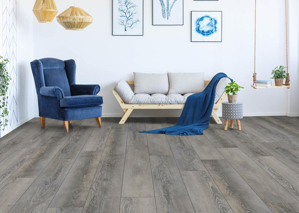Gelasta City 4605 Olympia Pine Brown PVC plank plak pvc in woonkamer sfeerfoto