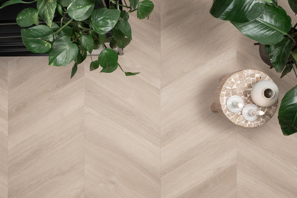 Floer Hongaarse Punt FLR-3570 Onbehandeld Eiken Hongaarse punt plak pvc in woonkamer sfeerfoto