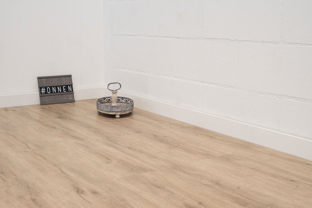 Floer Natuur PVC Onnen Onbehandeld FLR-3043 plak PVC plank toegepast in een lichte hal