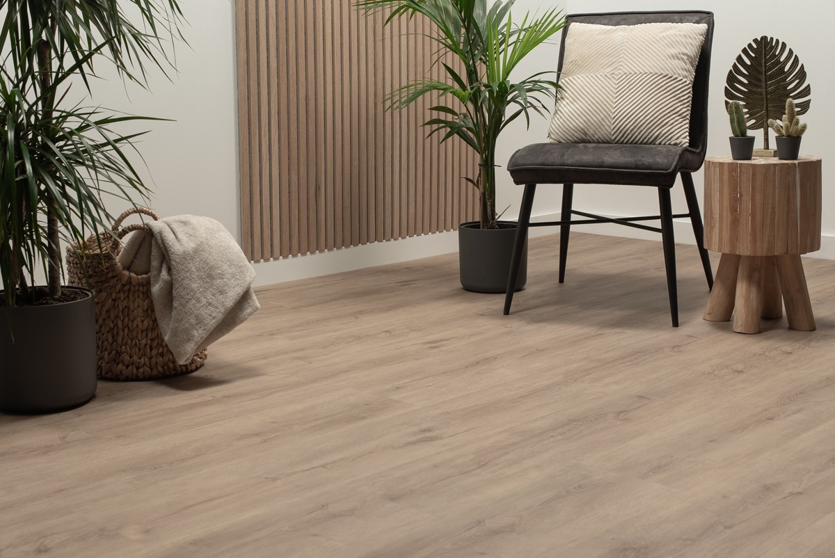 Floer Natuur PVC Onnen Onbehandeld FLR-3043 plak PVC plank toegepast in een stijlvolle woonkamer