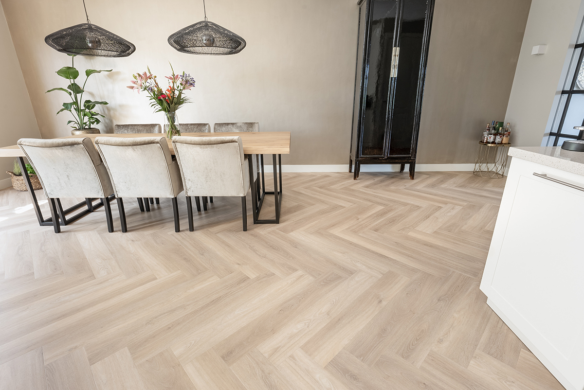 Floer Walvisgraat PVC FLR-3528 Detail van de structuur Orka Onbehandeld visgraat plak pvc met subtiele nerf warmteweerstand