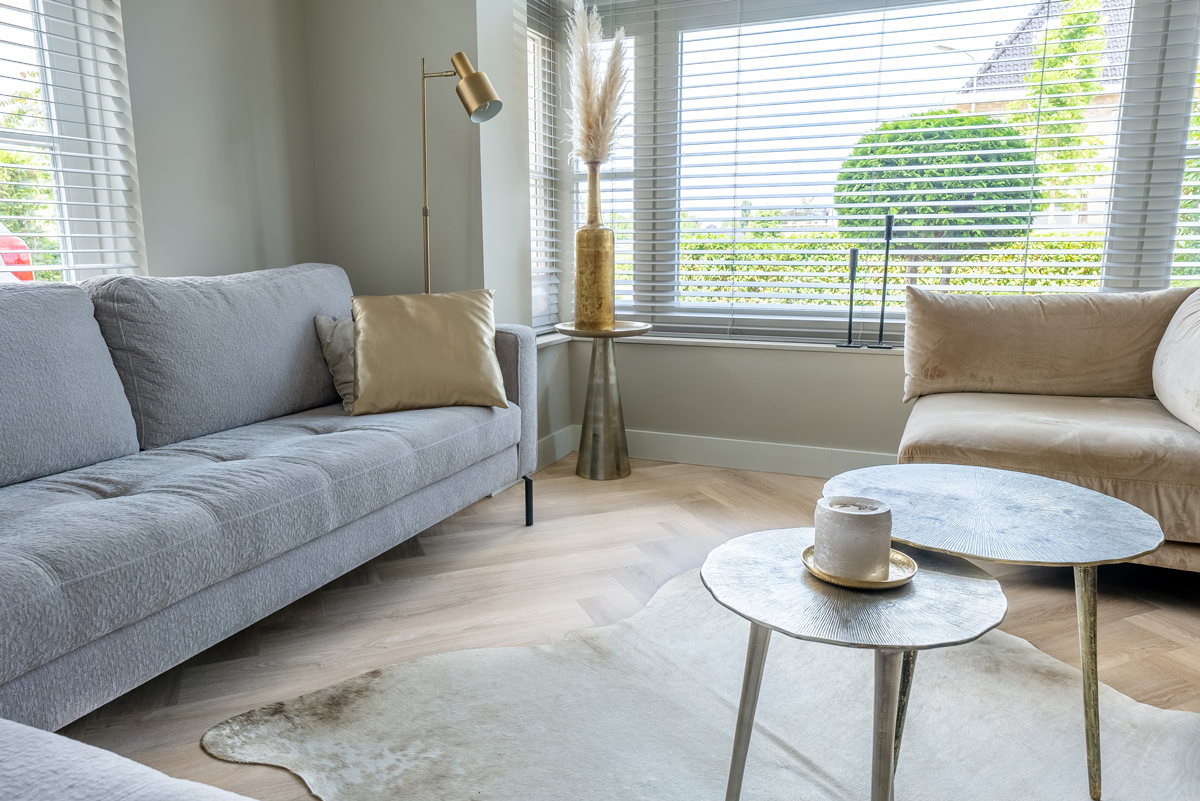 Floer Walvisgraat PVC FLR-3528 Close-up van houtdessin Orka Onbehandeld visgraat plak pvc met natuurlijke tekening