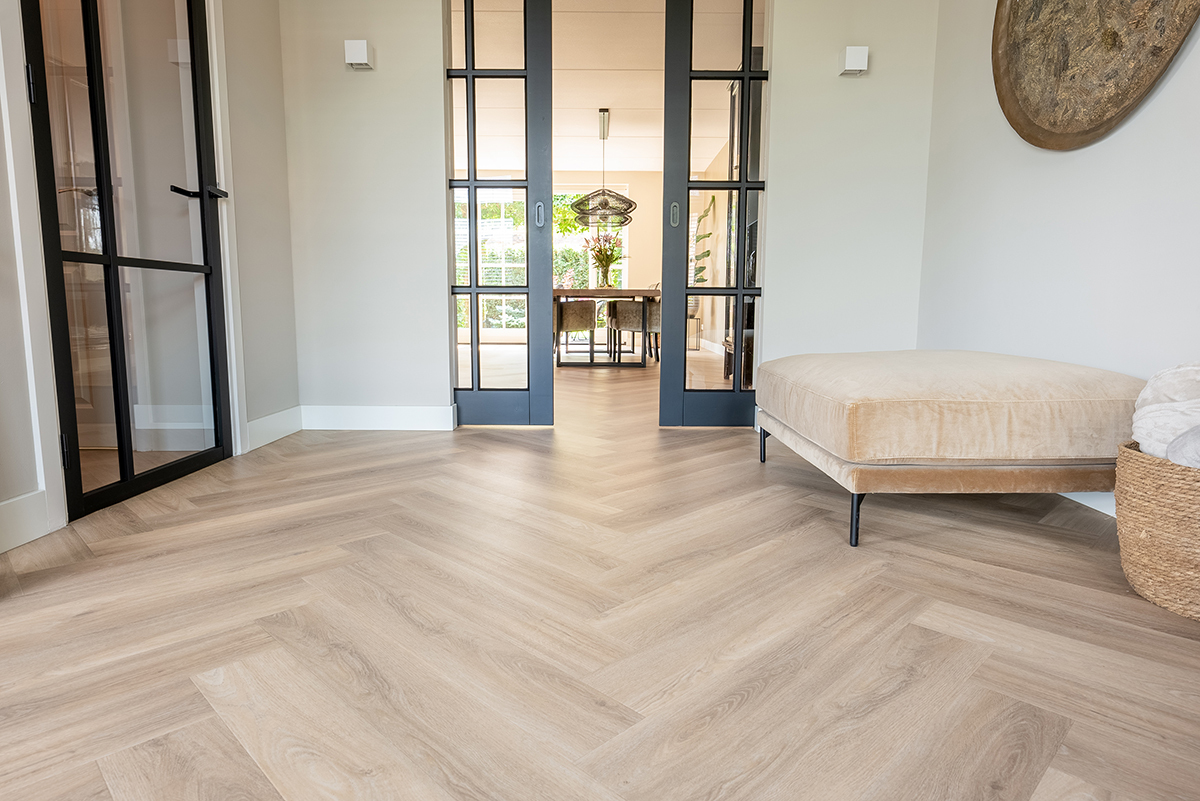 Floer Walvisgraat click PVC FLR-3914 Orka Onbehandeld visgraat click pvc in woonkamer sfeerfoto