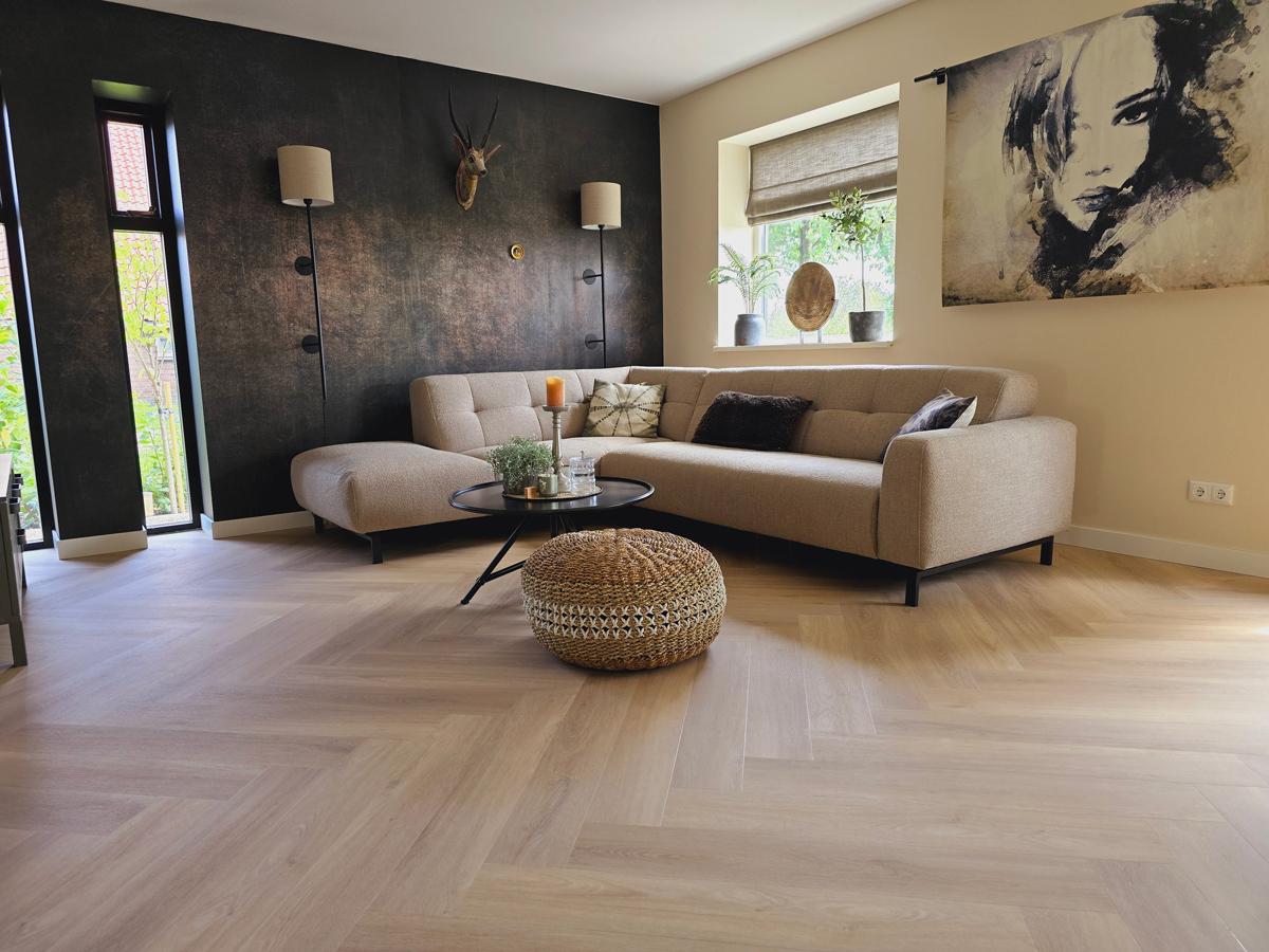 Floer Walvisgraat click PVC FLR-3914 Matte toplaag Orka Onbehandeld walvisgraat click pvc met strakke randafwerking