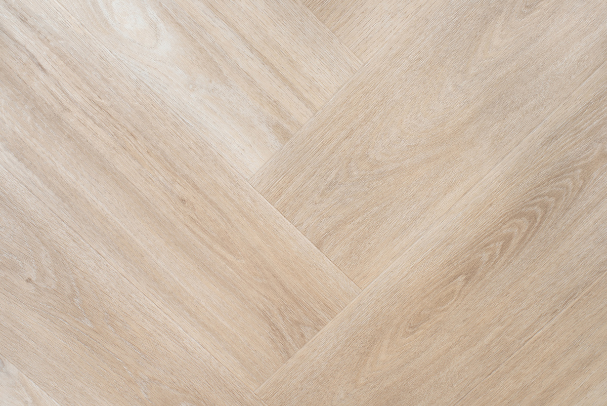 Floer Walvisgraat PVC FLR-3528 Close-up van houtdessin Orka Onbehandeld visgraat plak pvc met natuurlijke tekening