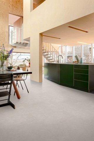 Floorify Grote Tegel Click F230 Pebble Beach PVC tegel click pvc in woonkamer sfeerfoto