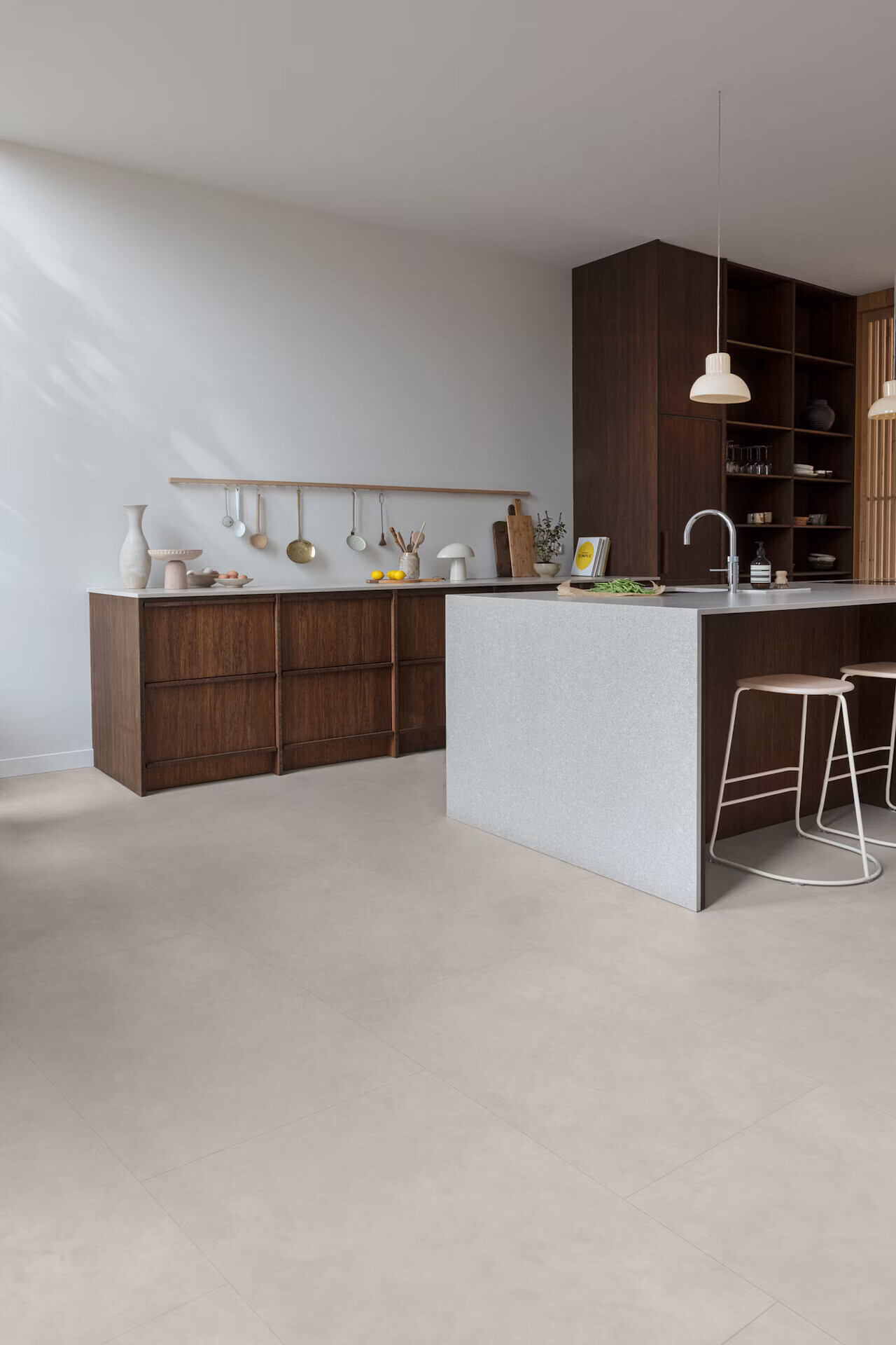 Floorify Tegels Click F530 Pebble Beach click PVC tegel detailfoto van steenlook en oppervlaktestructuur
