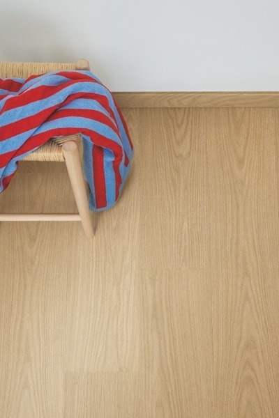 QuickStep Blos AVSPU40278 Peperkoek Eik PVC plank click pvc in woonkamer sfeerfoto