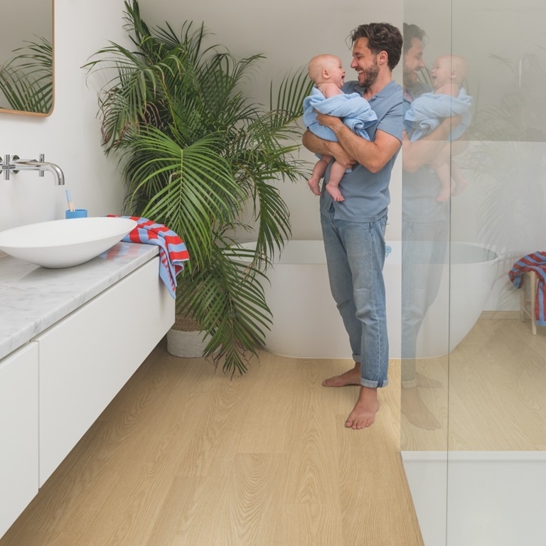 QuickStep Blos AVSPU40278 Close-up van houtdessin Peperkoek Eik PVC plank click pvc met natuurlijke tekening