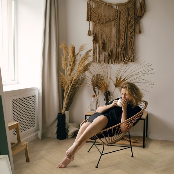 Bodiax Tuna BP320 visgraat 313-V Pickering Oak visgraat plak pvc in woonkamer sfeerfoto