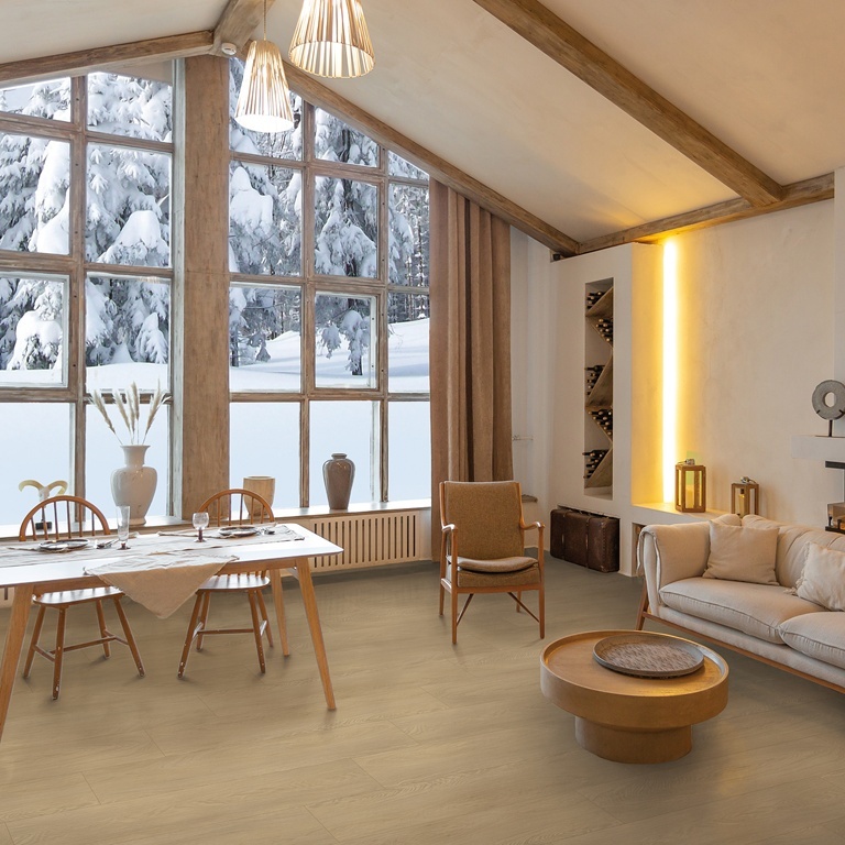 Bodiax Estrela 2BP370142 Platinum Wood PVC plank plak pvc in ruime woonkamer met sneeuwlandschap en houten balken sfeerfoto