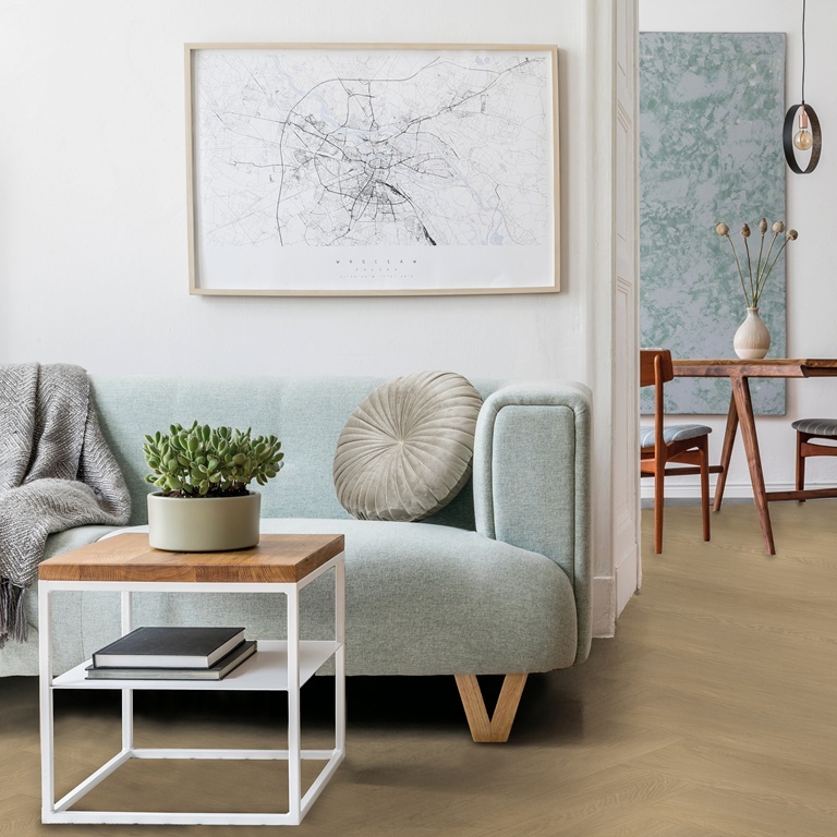 Bodiax Aringa Platinum Wood visgraat plak PVC als vloer in een interieur