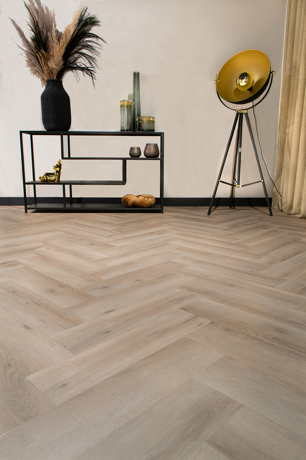 Gelasta Artline Visgraat 1260 Premium Oak Beige visgraat plak pvc in woonkamer sfeerfoto
