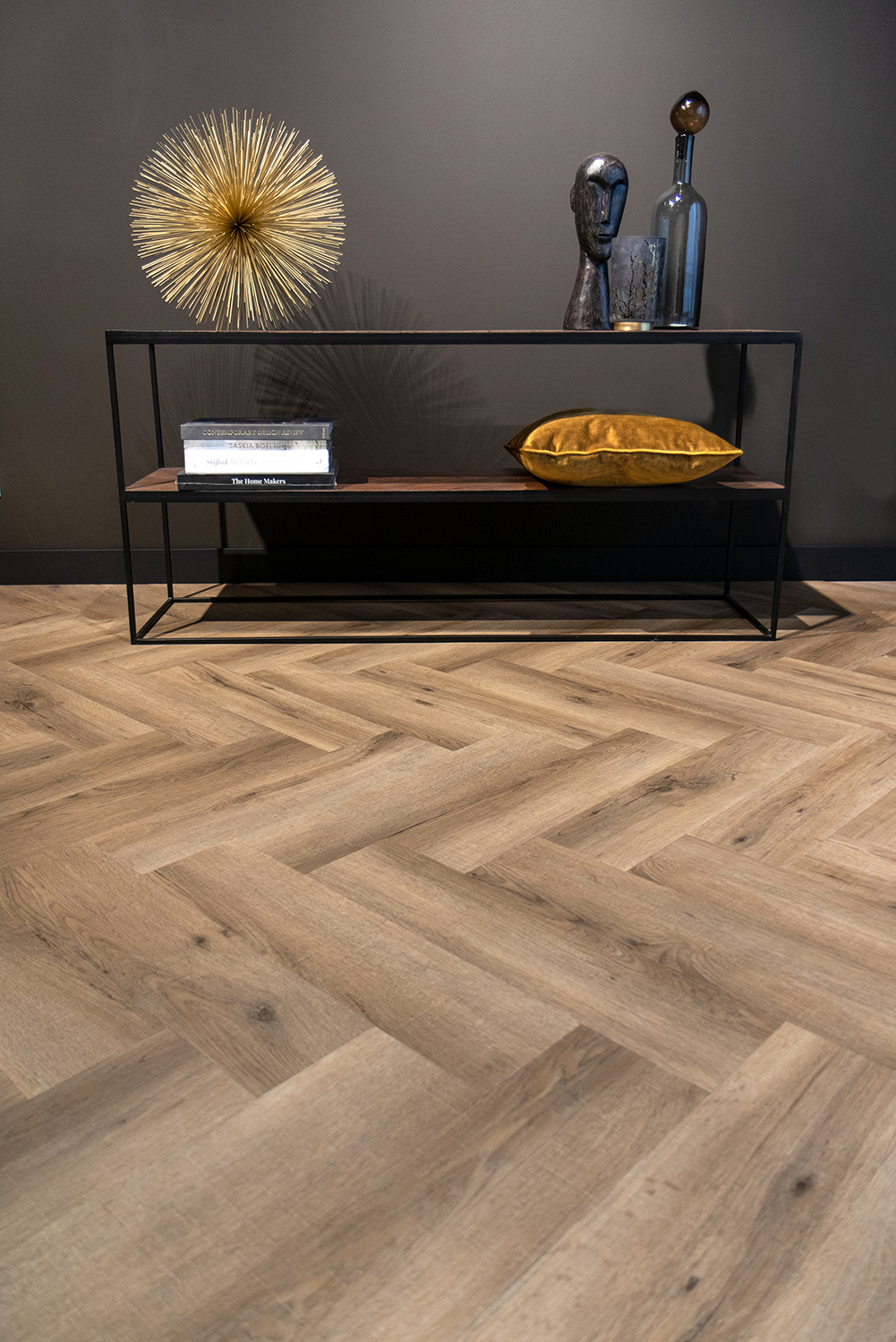 Gelasta Artline Visgraat 1221 Premium Oak Mystic visgraat plak pvc in woonkamer sfeerfoto