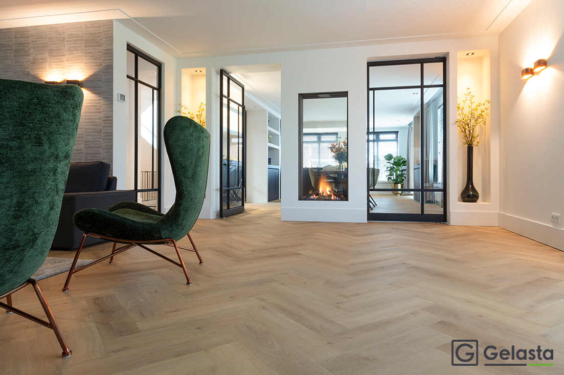 Gelasta Vario Visgraat Click 5400 Prestige Oak Natural visgraat click pvc in woonkamer sfeerfoto