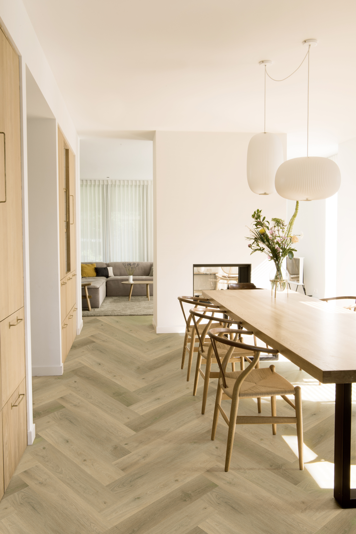 Gelasta Vario Walvisgraat 3905 Prestige Oak Smoked Light visgraat plak pvc in woonkamer sfeerfoto