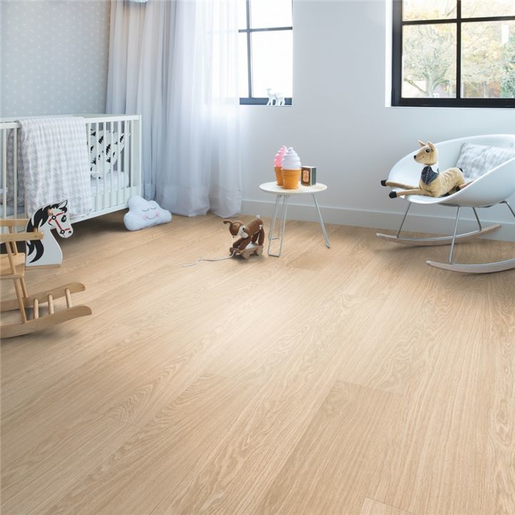 QuickStep Bloom AVMPU40097 Pure Eik Blush PVC plank click pvc in woonkamer sfeerfoto