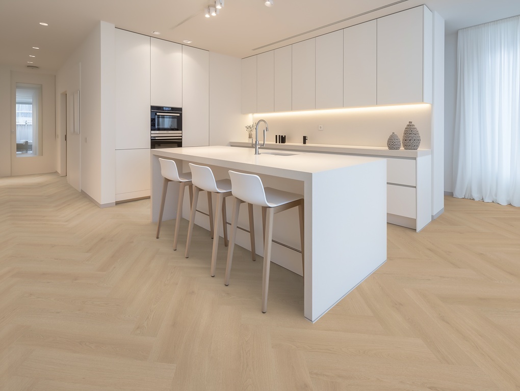Belakos Puro Visgraat XL 41 click PVC toegepast in een modern interieur met rustige basis