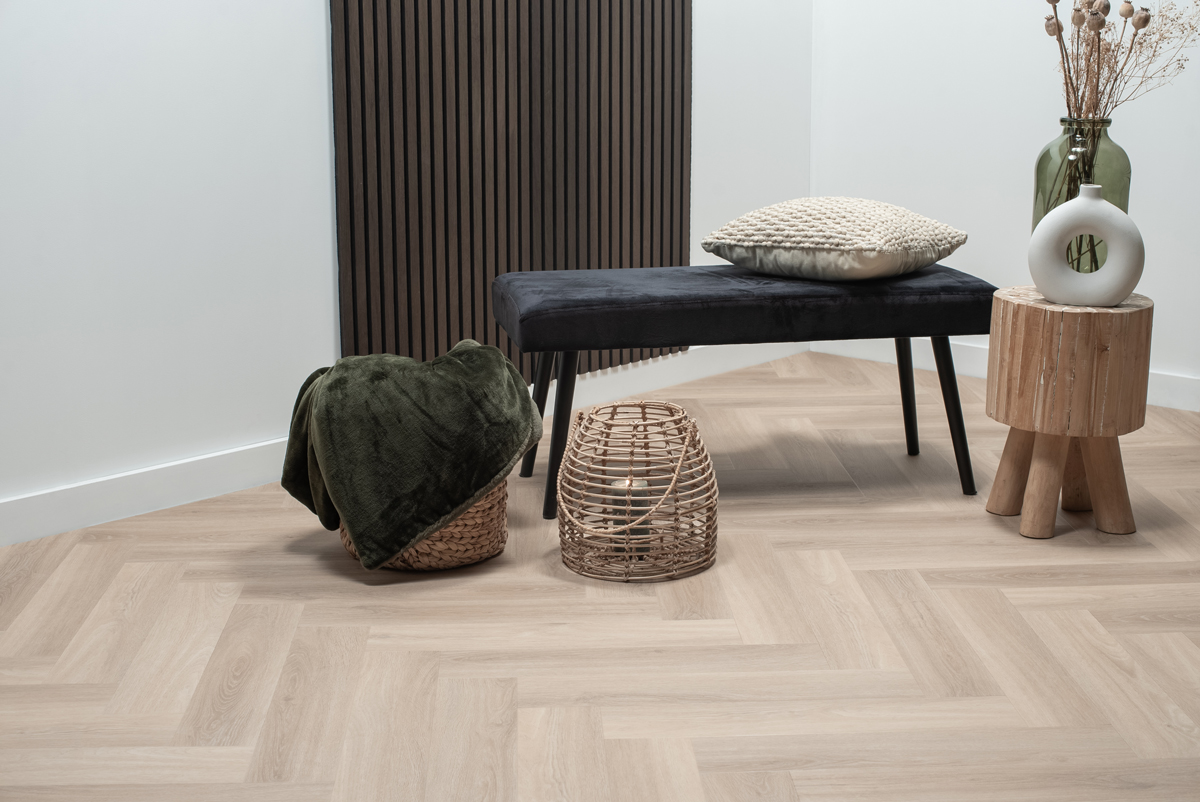 Floer Visgraat PVC FLR-3514 Puur Eiken visgraat plak pvc in woonkamer sfeerfoto