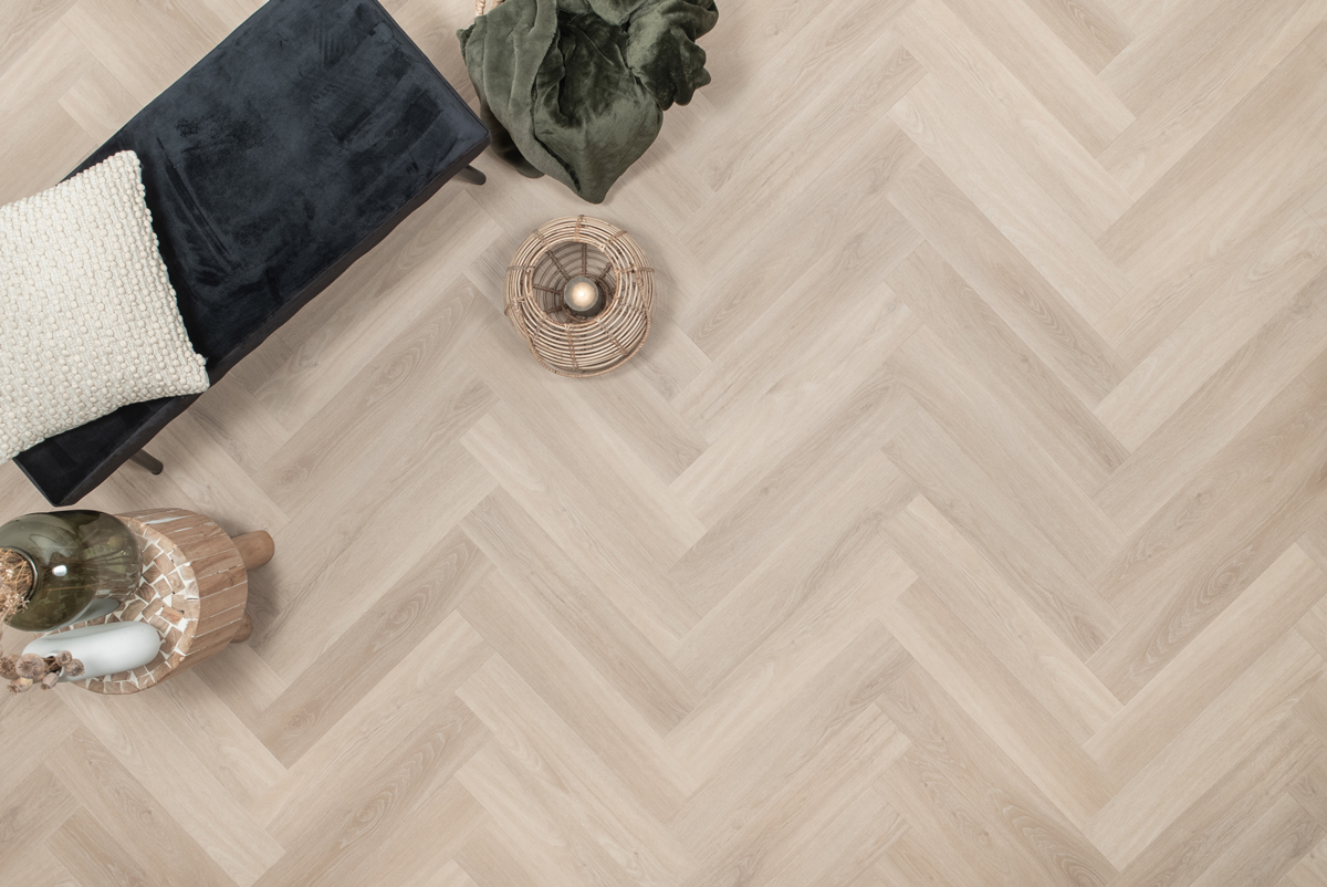 Floer Visgraat Click PVC FLR-3932 Puur Eiken visgraat click pvc in woonkamer sfeerfoto