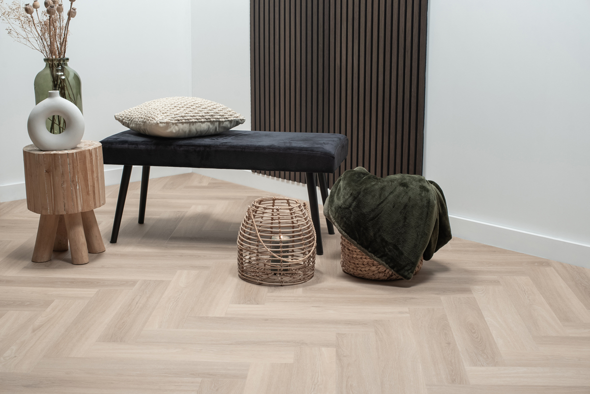 Floer Visgraat Click PVC FLR-3932 Close-up van houtdessin Puur Eiken visgraat click pvc met natuurlijke tekening