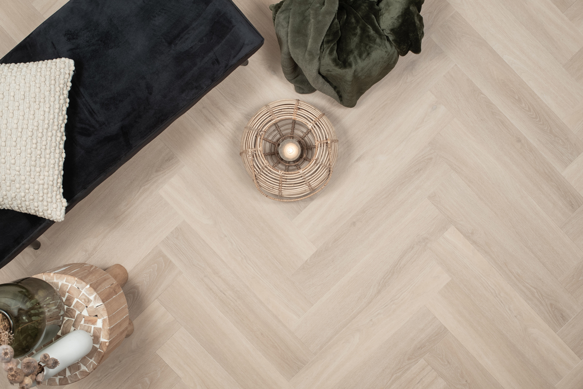 Floer Visgraat Click PVC FLR-3932 Close-up van houtdessin Puur Eiken visgraat click pvc met verfijnde afwerking