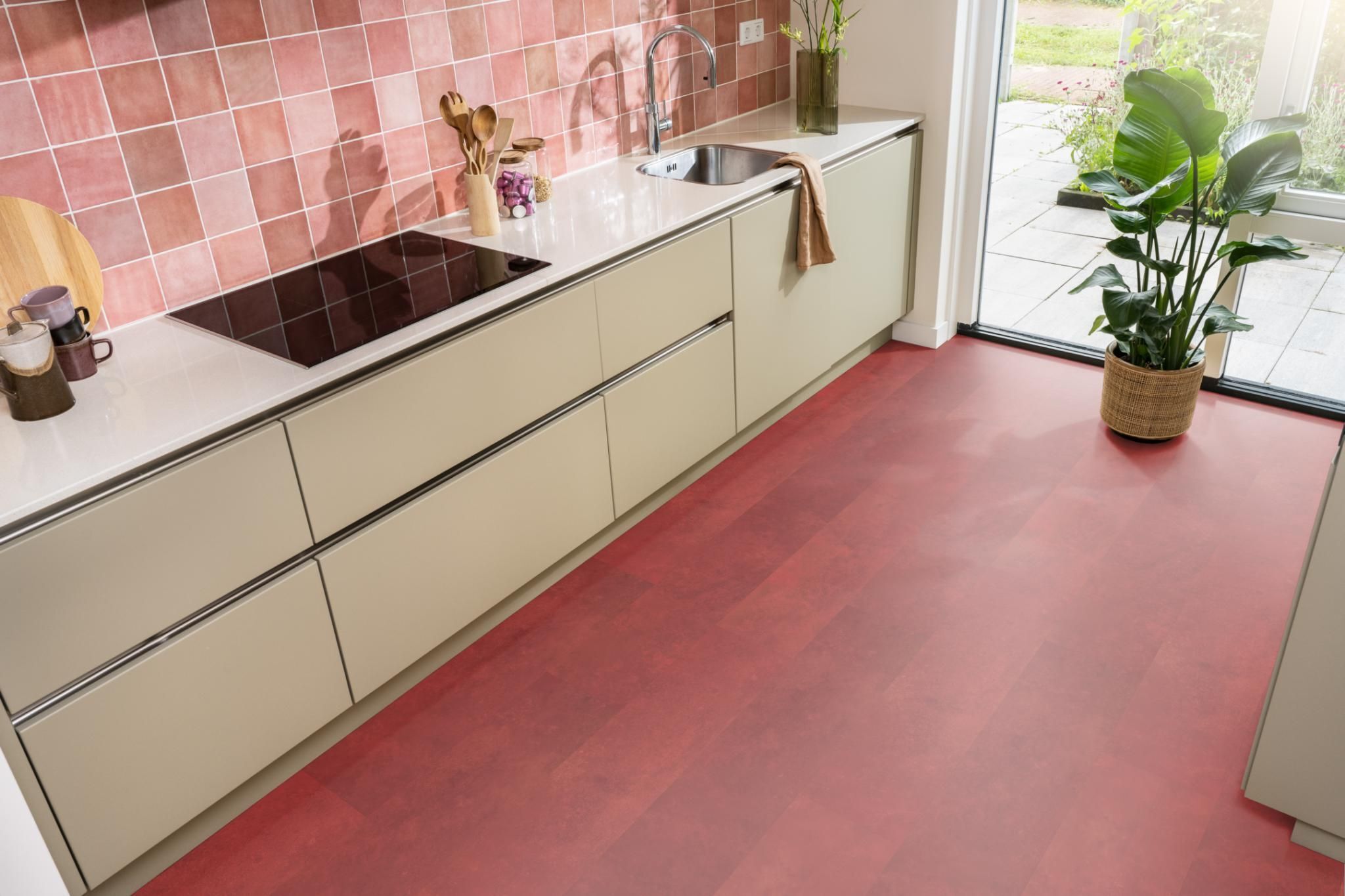 Sfeerbeeld in woonkamer met Ambiant Viretto Red 8560.2029.19 plak PVC tegelvloer