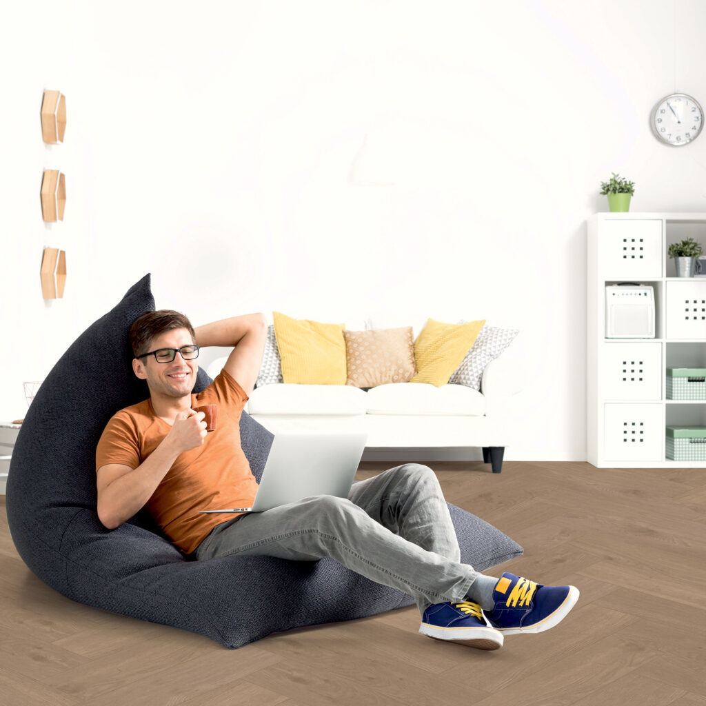 Bodiax Tuna BP320 visgraat 310-V Richmond Oak visgraat plak pvc in woonkamer sfeerfoto