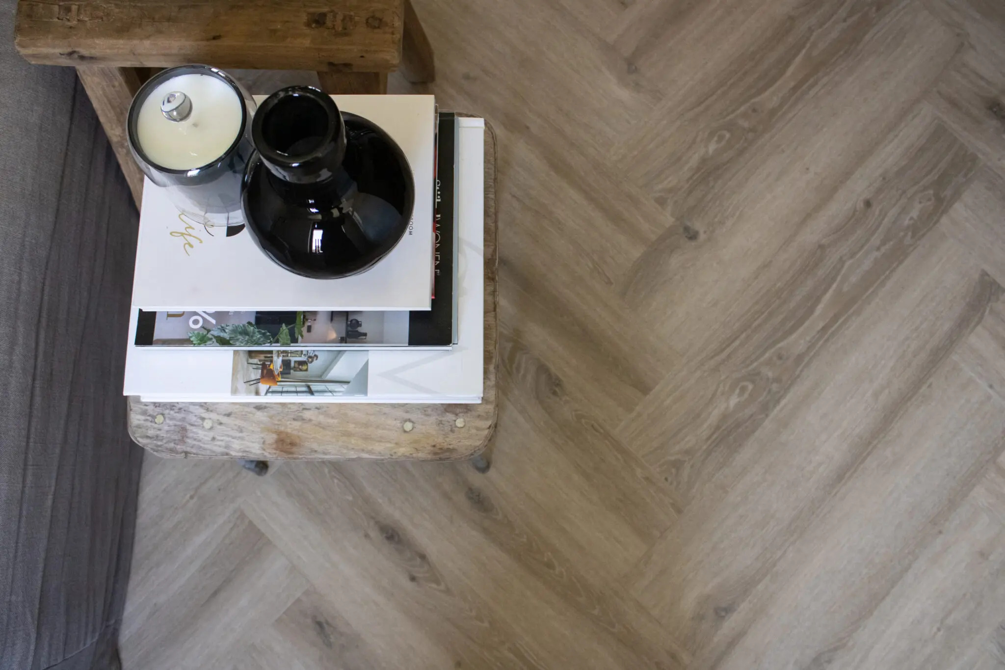 Hebeta Chamonix Visgraat 77813 Close-up van houtdessin Rustiek Eiken Gerookt visgraat plak pvc met natuurlijke tekening