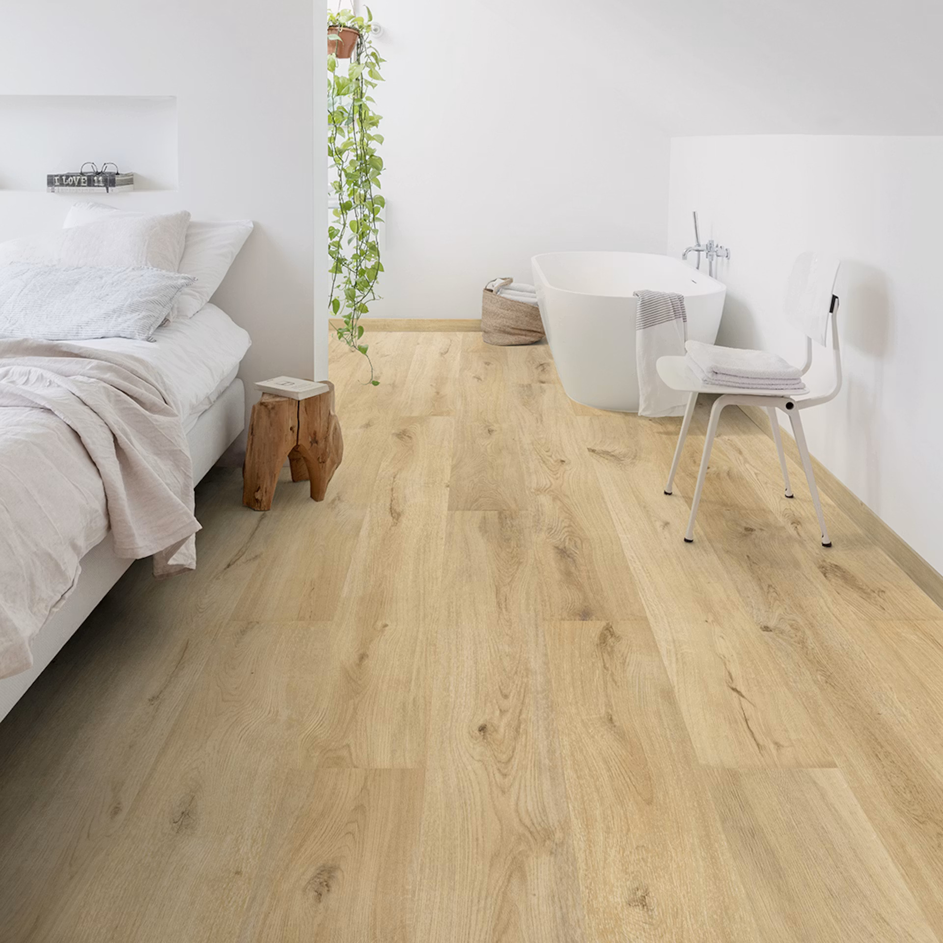 Floorify XL Planken Sabayon F101 click PVC in lichte slaapkamer met vrijstaand bad