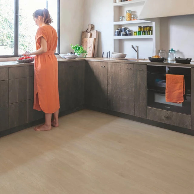 QuickStep Liv SGSPC20317 Satijn Eik Greige PVC plank plak pvc in woonkamer sfeerfoto