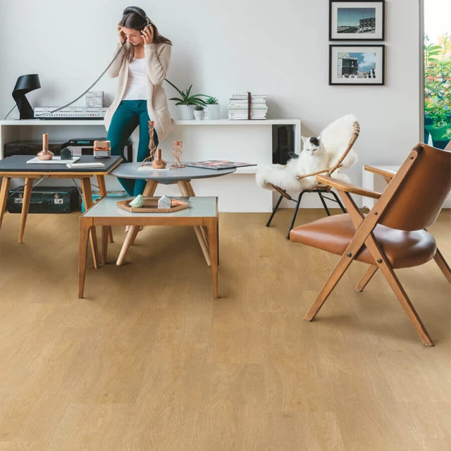 Sfeerfoto van PVC plank plak pvc in interieur met QuickStep Liv
