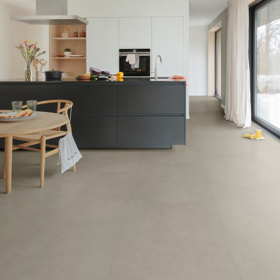 Floorify Grote Tegel Click F214 Sea Salt PVC tegel click pvc in woonkamer sfeerfoto