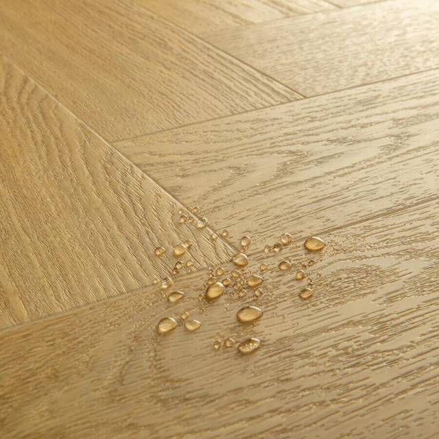 QuickStep Pristine Visgraat SGHBC20332 Detail van de structuur Senere Eik Medium Naturel visgraat plak pvc met subtiele nerf