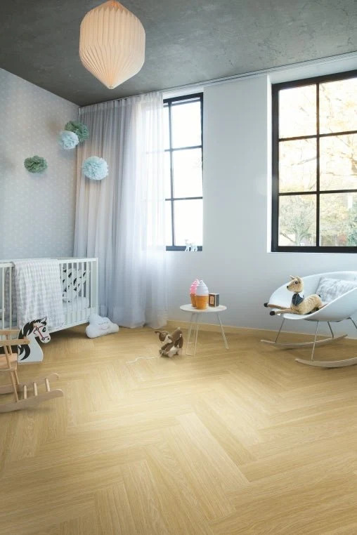 QuickStep Pristine Visgraat SGHBC20332 Senere Eik Medium Naturel visgraat plak pvc in woonkamer sfeerfoto