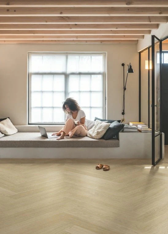 QuickStep Pristine Visgraat SGHBC20331 Serene Eik Licht Naturel visgraat plak pvc in woonkamer sfeerfoto