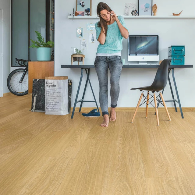 QuickStep Fuse SGMPC20322 Serene Eik Medium Naturel PVC plank plak pvc in woonkamer sfeerfoto