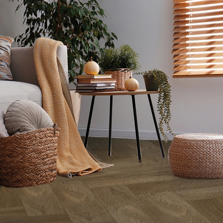 Bodiax Aringa Shadow Oak visgraat plak PVC als vloer in een interieur