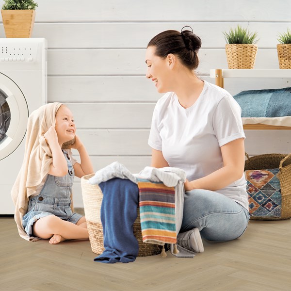 Bodiax Fisk BP580 visgraat 511 Sherbrooke Oak visgraat click pvc in woonkamer sfeerfoto