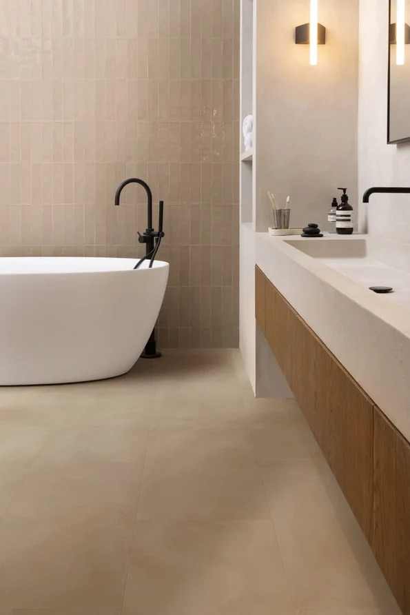 Moduleo LayRed Stone Medium Tile 46233 Silky Satin PVC tegel click pvc in badkamer sfeerfoto