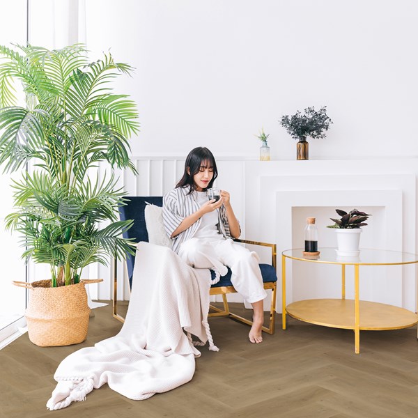 Bodiax Tuna BP320 visgraat 331-V Silt visgraat plak pvc in woonkamer sfeerfoto