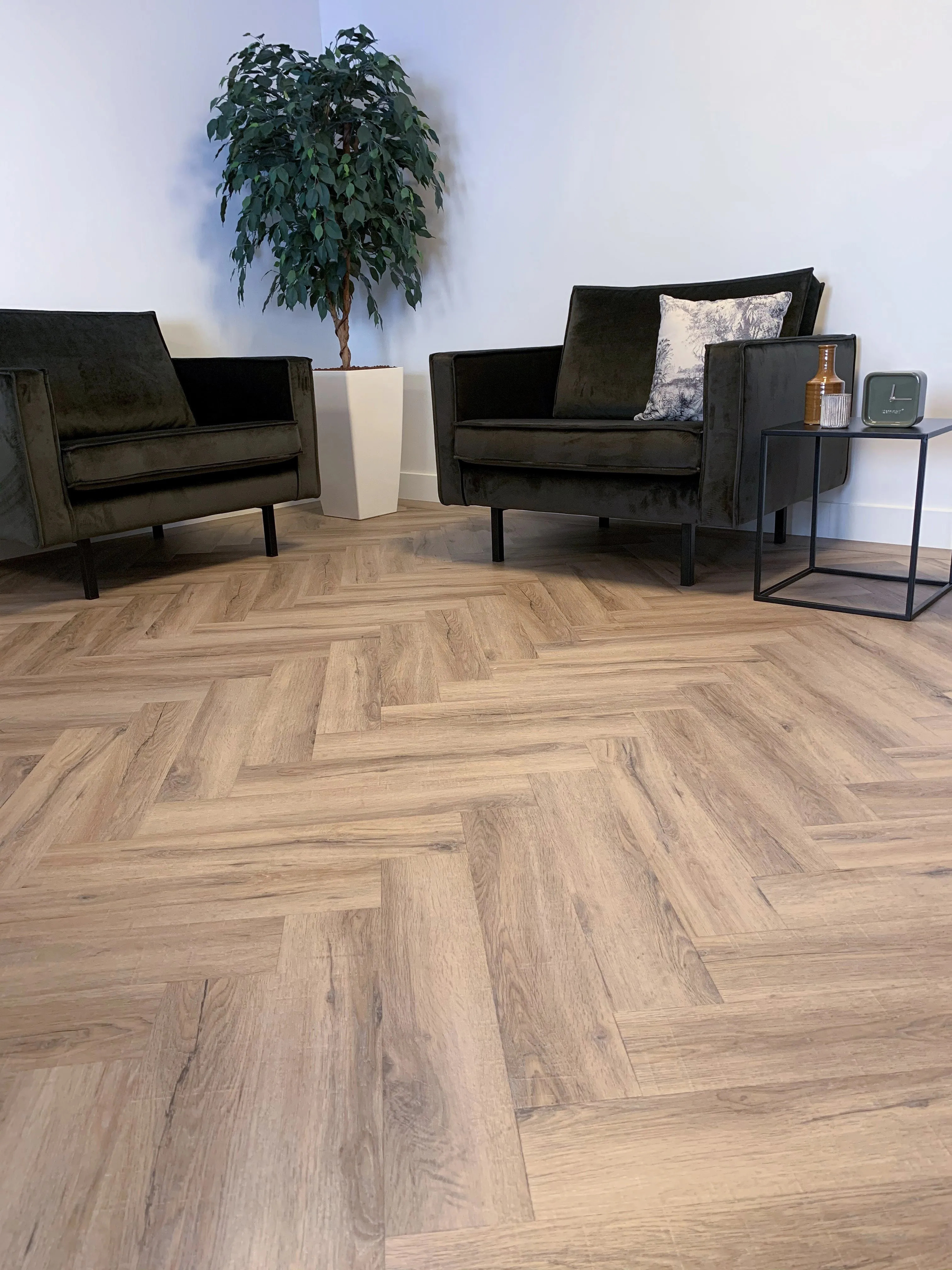 Gelasta City Visgraat 4700 Smoked Oak Light visgraat plak pvc in woonkamer sfeerfoto