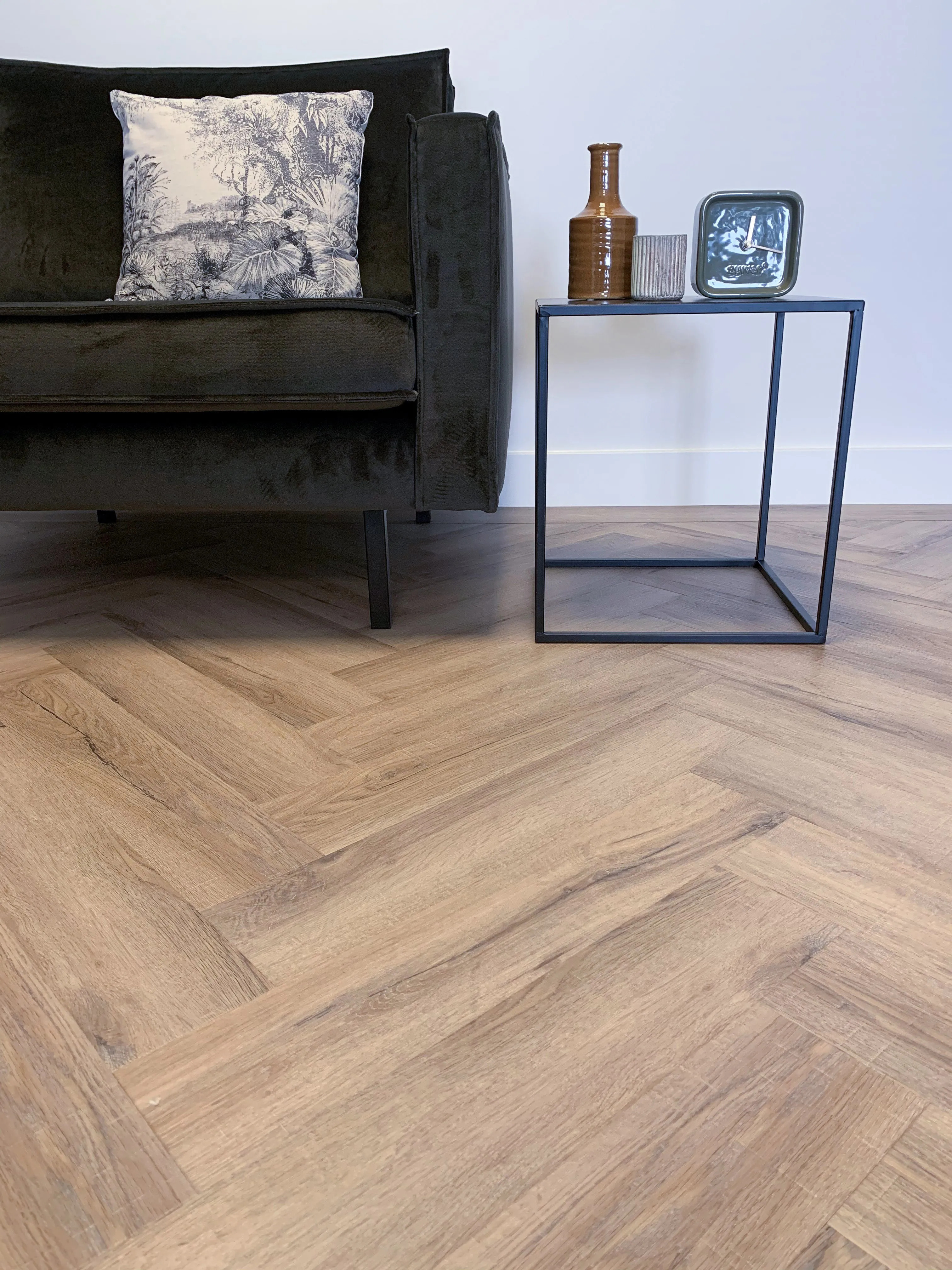 Gelasta City Visgraat 4700 Kleur en structuur Smoked Oak Light visgraat plak pvc met rustige kleurtoon