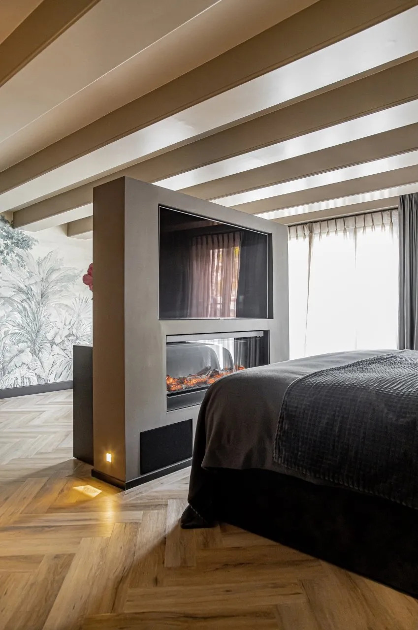 Gelasta City Visgraat 4700 Close-up van houtdessin Smoked Oak Light visgraat plak pvc met natuurlijke tekening