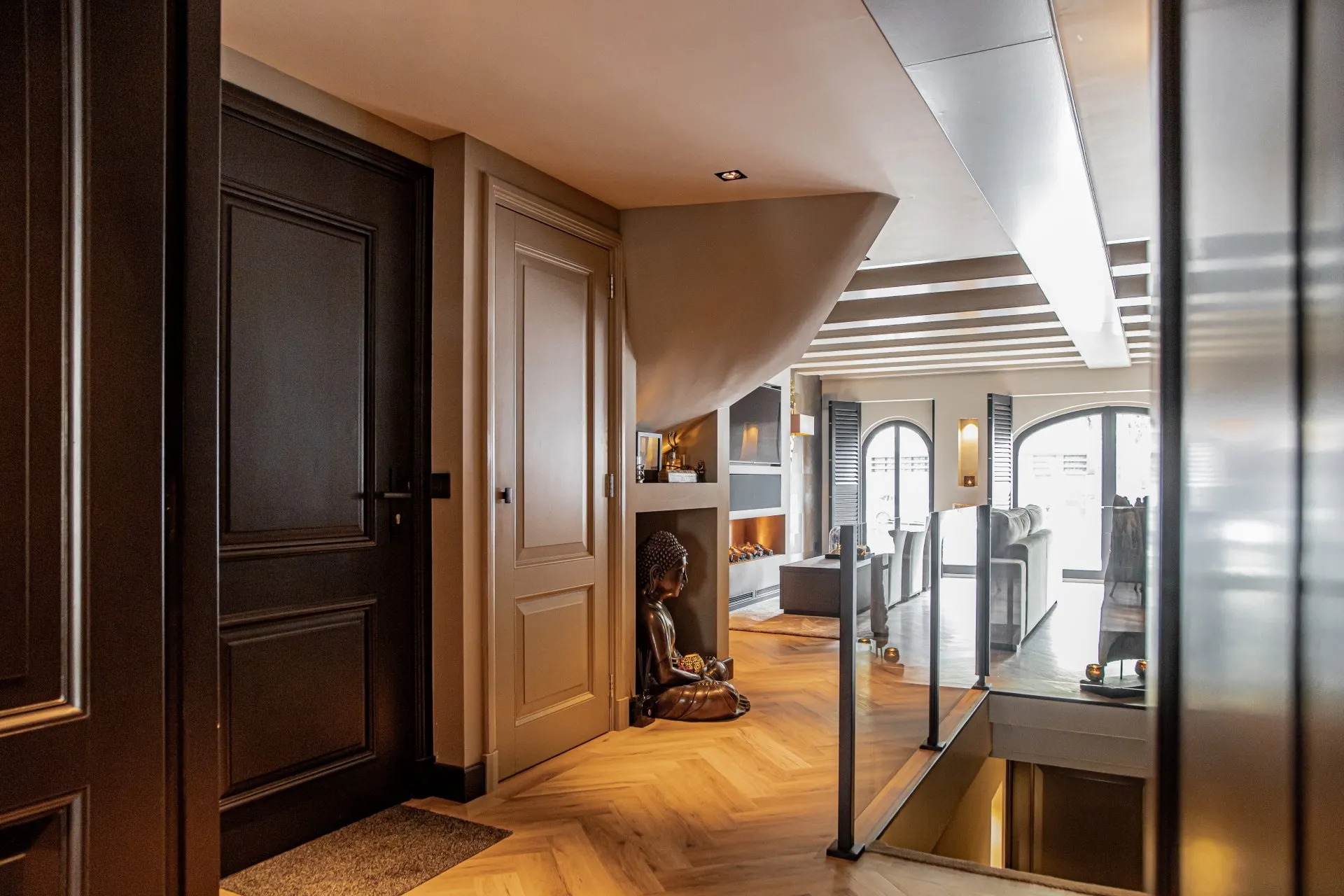 Gelasta City Visgraat 4701 Smoked Oak Natural visgraat plak pvc in woonkamer sfeerfoto