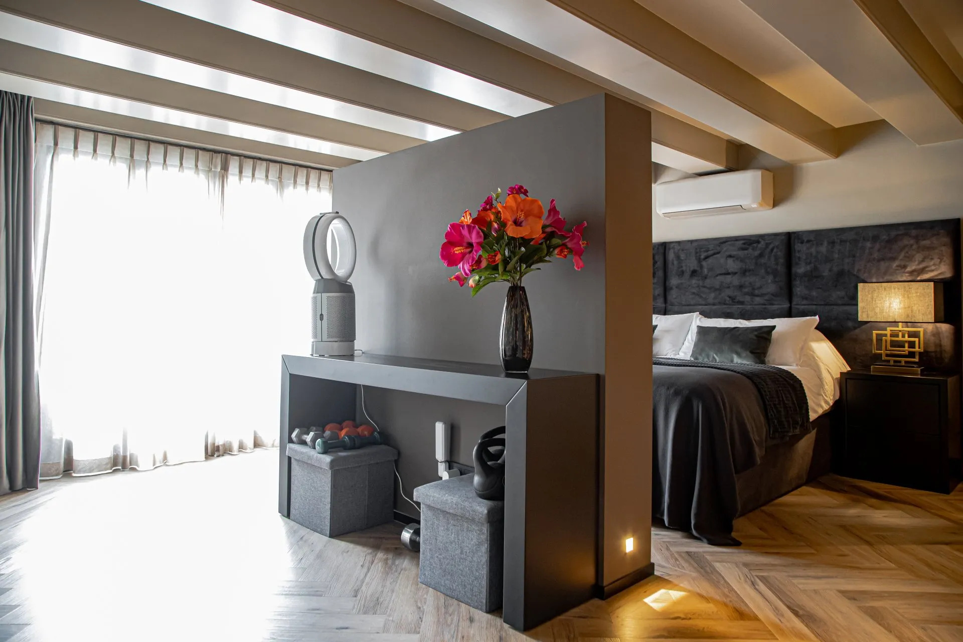 Gelasta City Visgraat 4701 Close-up van houtdessin Smoked Oak Natural visgraat plak pvc met verfijnde afwerking