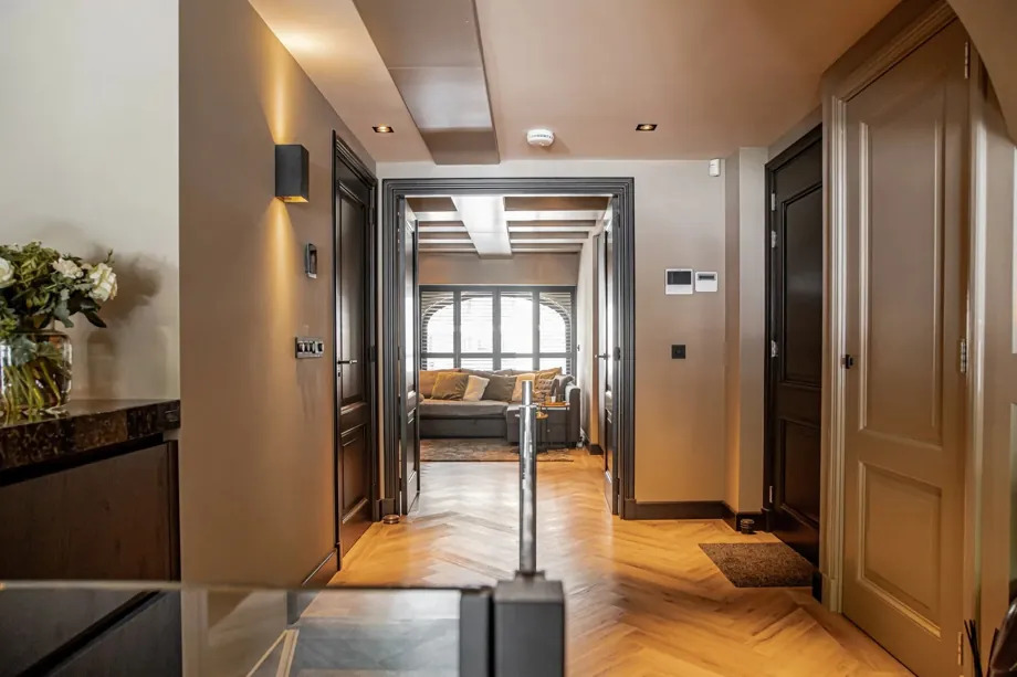 Gelasta City Visgraat Click 5701 Smoked Oak Natural visgraat click pvc in woonkamer sfeerfoto