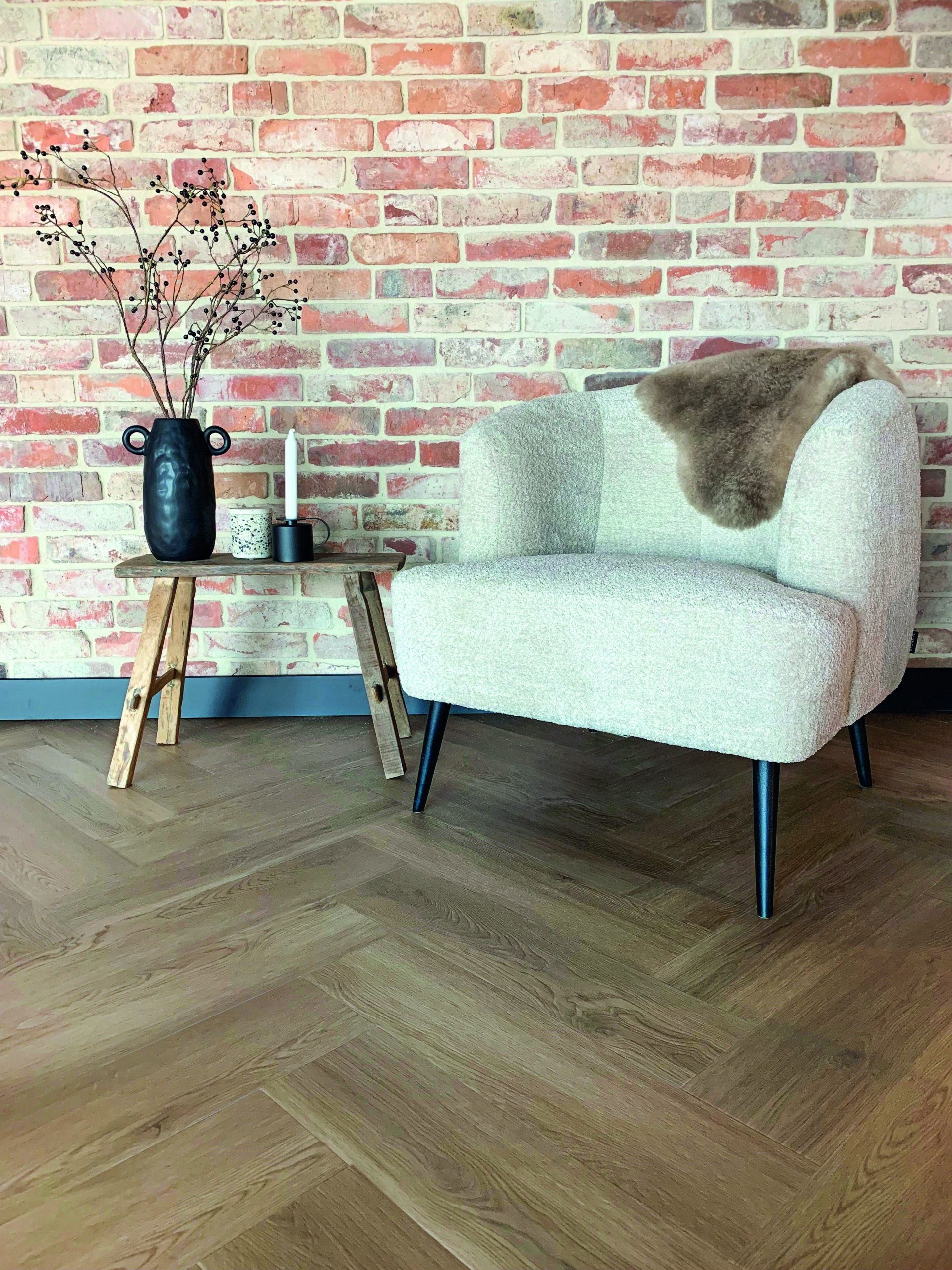 Gelasta Artline Register Visgraat 2401 Smoked visgraat plak pvc in woonkamer sfeerfoto